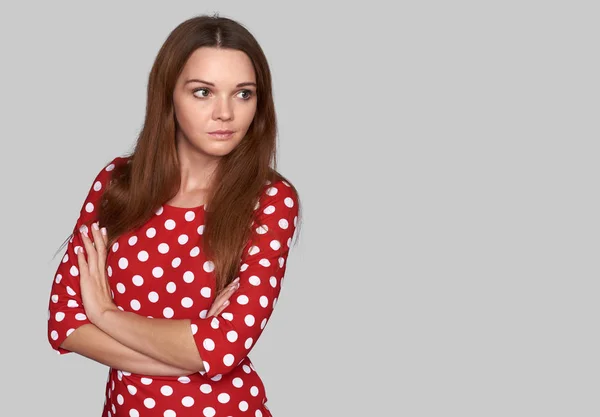 Güzel Kadın Rahat Kırmızı Elbiseli Bir Kenara Alan Kopyalamak Için — Stok fotoğraf