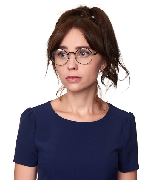 Güzel Kız Uzağa Arıyorsunuz Gözlük Takıyor Beyaz Arka Plan Üzerinde — Stok fotoğraf