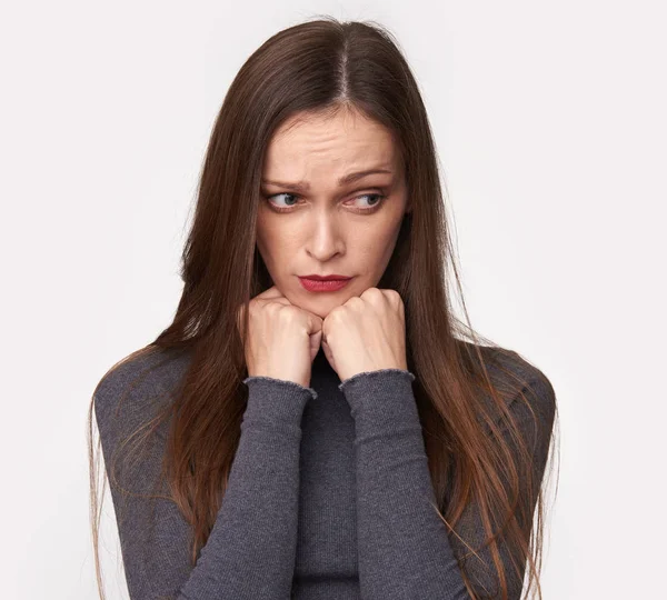 Triste Jolie Femme Qui Regarde Bas Isolé Sur Fond Studio — Photo