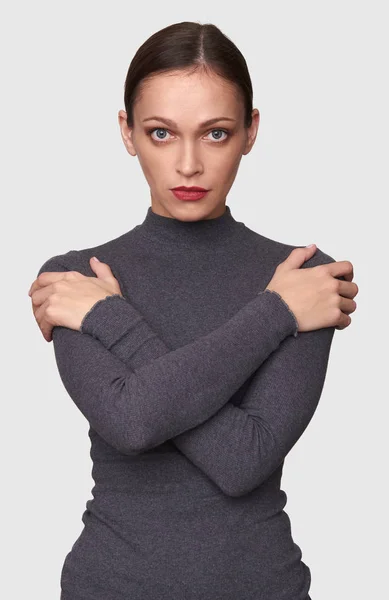 Retrato Uma Mulher Bonita Usando Suéter Menina Confiante Isolado Estúdio — Fotografia de Stock