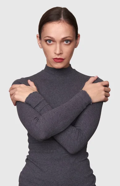 Porträt Einer Hübschen Frau Pullover Selbstbewusstes Mädchen Isoliert Auf Grauem — Stockfoto