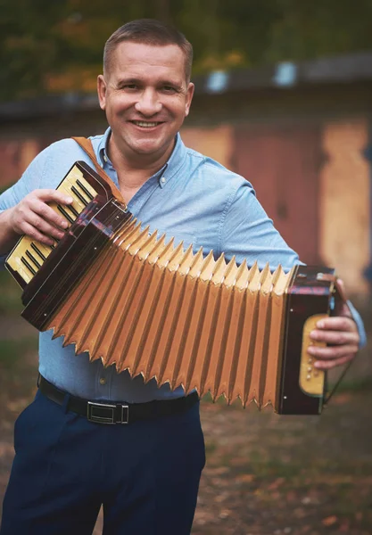 Russische Man Met Accordeon Draagbare Muziekinstrument Gespeeld Door Middel Van — Stockfoto