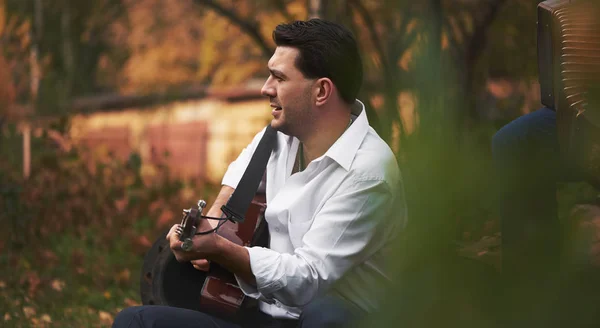 Schöner Mann Spielt Gitarre Und Singt Ein Lied Park — Stockfoto