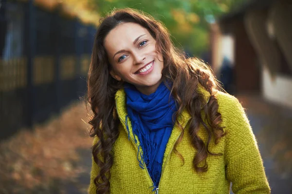 Vrolijke Vrouw Het Najaar Park Zorgeloos Meisje Glimlachend Openlucht Portret — Stockfoto