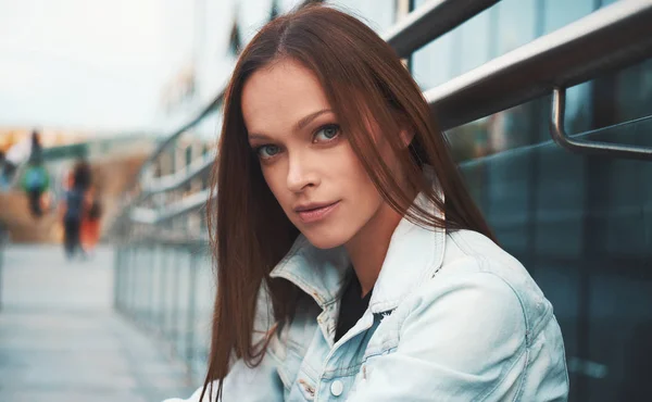 Mujer Bonita Casual Una Calle Ciudad Retrato Urbano — Foto de Stock