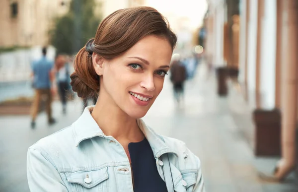 Vrij Lachende Vrouw Stad Openlucht Portret Casual Mooi Meisje — Stockfoto