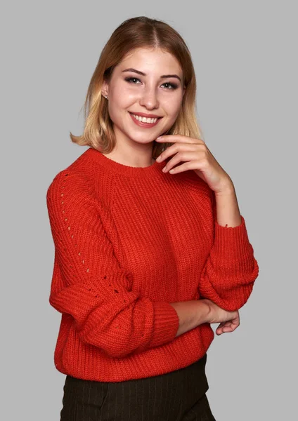 Belle Jeune Femme Pull Rouge Décontracté Souriant Isolé Sur Fond — Photo