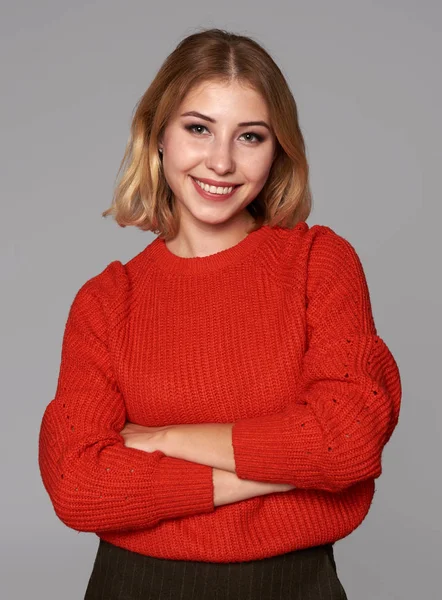 Hübsche Frau Lächelt Zahm Fröhliches Mädchen Rotem Pullover Isoliert Auf — Stockfoto