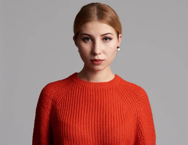 Schöne Kaukasische Frau Rotem Pullover Isoliert Auf Grauem Studiohintergrund — Stockfoto