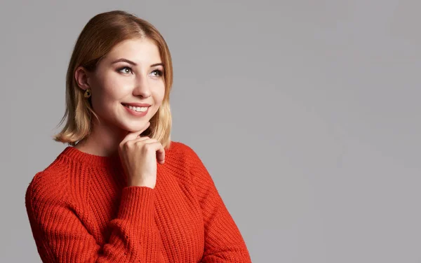 Bella Donna Caucasica Con Maglione Rosso Isolato Sfondo Grigio Studio — Foto Stock