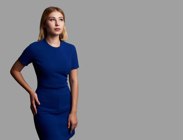 Schöne Frau Blauem Kleid Die Nach Oben Schaut Isoliert Auf — Stockfoto