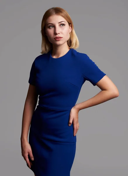 Mulher Bonita Vestido Azul Olhando Para Cima Isolado Fundo Cinza — Fotografia de Stock