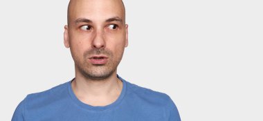 kel adam caddenin uzak görünüyor. Gri studio arka plan üzerinde izole