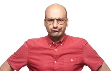 kötü huylu kişi. Şüpheci ifade yüzünün gözlük takan kel adamla. İzole