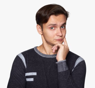 kazaklı üzgün adam düşünüyor. Gri studio arka plan üzerinde izole