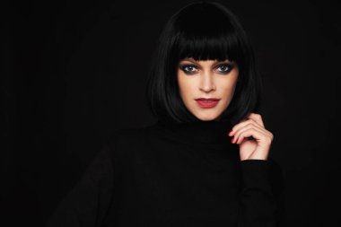 Kare saç siyah stüdyo arka plan üzerinde güzel esmer kadınla