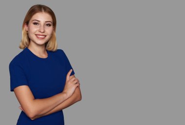 Kameraya bakarak ve gülümseyen güzel kadın kopya alanı gri studio zemin üzerine izole mutlu