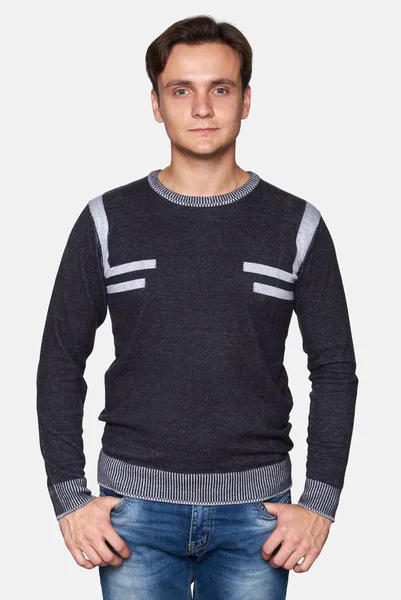Schöner Mann Trägt Pullover Isoliert Auf Grauem Studiohintergrund — Stockfoto