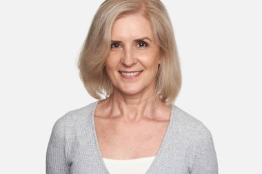 Neşeli güzel yaşlı kadın gülümsüyor. Cilt ve diş bakımı. Beyaz arka plan üzerinde izole kadın kıdemli