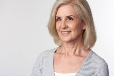 Neşeli güzel yaşlı kadın gülümsüyor. Cilt ve diş bakımı. Beyaz arka plan üzerinde izole kadın kıdemli