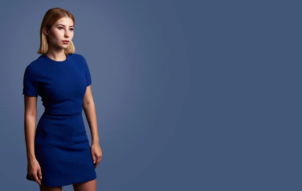 Bella Donna Con Vestito Che Distoglie Sguardo Isolato Sfondo Blu — Foto Stock