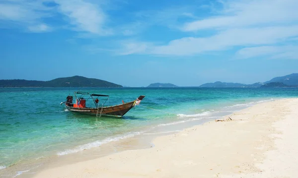 Tailandés Tradicional Barco Cola Larga Madera Hermosa Playa Arena Tailandia — Foto de Stock