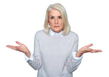güzel yaşlı kadın omuzlarında shrugging. Sürpriz sarışın Bayan