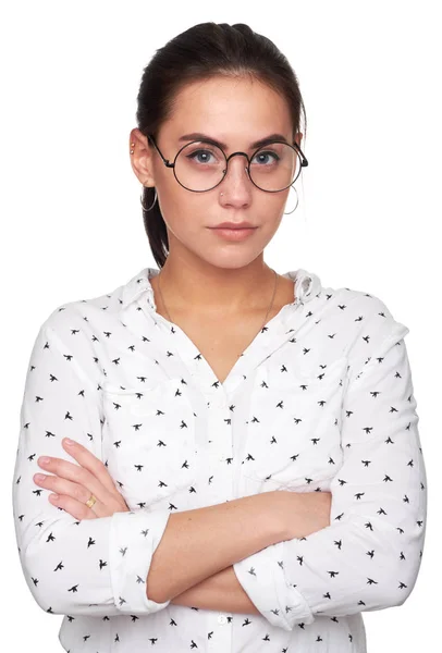 Retrato Uma Menina Bonito Confiante Vestindo Óculos Brincos Piercing Isolado — Fotografia de Stock
