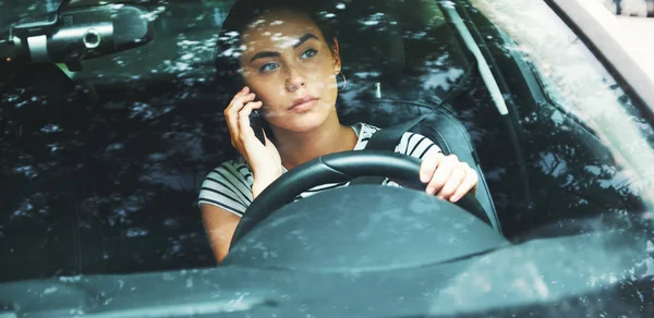 Flicka Som Talar Telefon När Kör Bil — Stockfoto