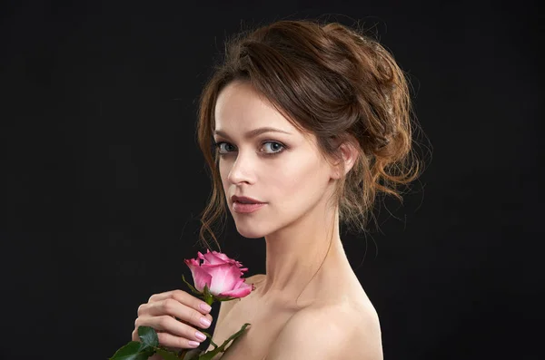 Schöne Frau Mit Sauberer Perfekter Haut Hält Eine Rosenblüte Der — Stockfoto