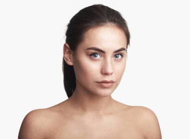 Güzel bir kadın yüzü beyaz stüdyo portre kapat