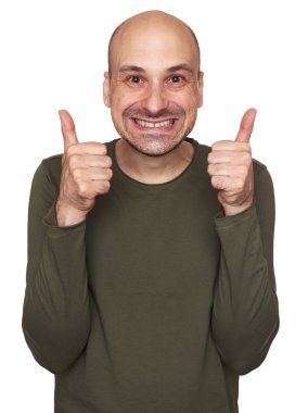 Başparmak neşeli komik kel adam ortaya çıktı. Beyaz izole