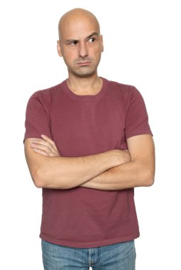 Kenara onun yüzünde güvensizlik duygu ile görünen ciddi kel adam. İzole