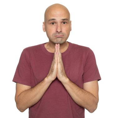 Onu affetmem için yalvaran bir adam. Beyaz izole