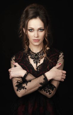 Stüdyo portre siyah arka plan üzerine bir gece elbisesi içinde dalgalı saç modeli ile güzel bir esmer kadının