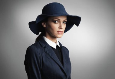 Stüdyo şık giysiler giyen genç güzel moda kadın portresi. Şapkalı kız. Kadın moda. Metin için yer kopyalayın