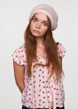 kameraya bakıp şaşkın genç kadın. İzole stüdyo