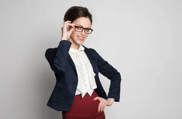 Wanita Bisnis Cantik Tersenyum Mengenakan Kacamata Menatap Kamera Terisolasi Abu — Stok Foto