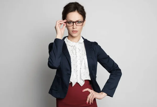 Empresária Confiante Num Óculos Olhar Para Câmara Isolado Cinza — Fotografia de Stock