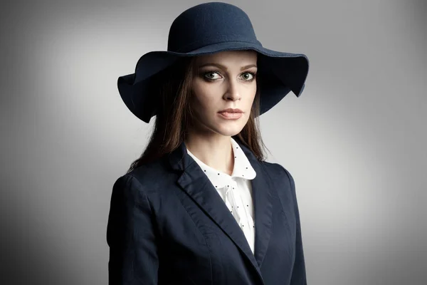 Güzel Kadın Giyiyor Şapka Stüdyo Portre — Stok fotoğraf