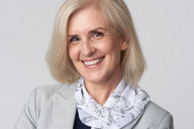 Gri arka plan üzerinde izole kadın Yöneticisi