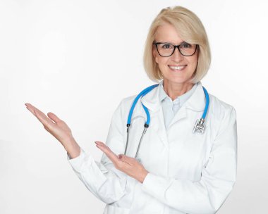 yaşlı kadın doktor bir şey sunmak. Beyaz izole