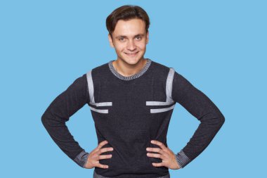 izole kalça silah ile gülümseyen yakışıklı adam