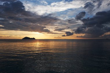 Denizin üzerinde gün batımı