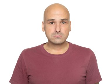 İzole üzgün bir kel adam portresi