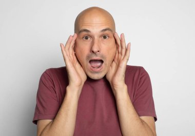 kel adam kameraya bakan açık ağız ile heyecanlı