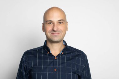 40 yıl tişörtlü kel adam gülümsüyor