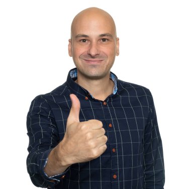 Başparmak gösterilmesini mutlu kel adam. İzole