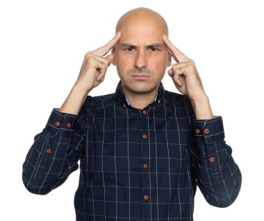 Orta yaşlı beyaz adam baş ağrısı ile