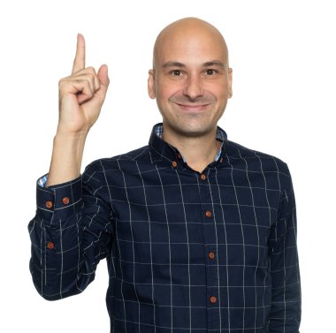 Parmağı yukarıyı mutlu kel adam. İzole